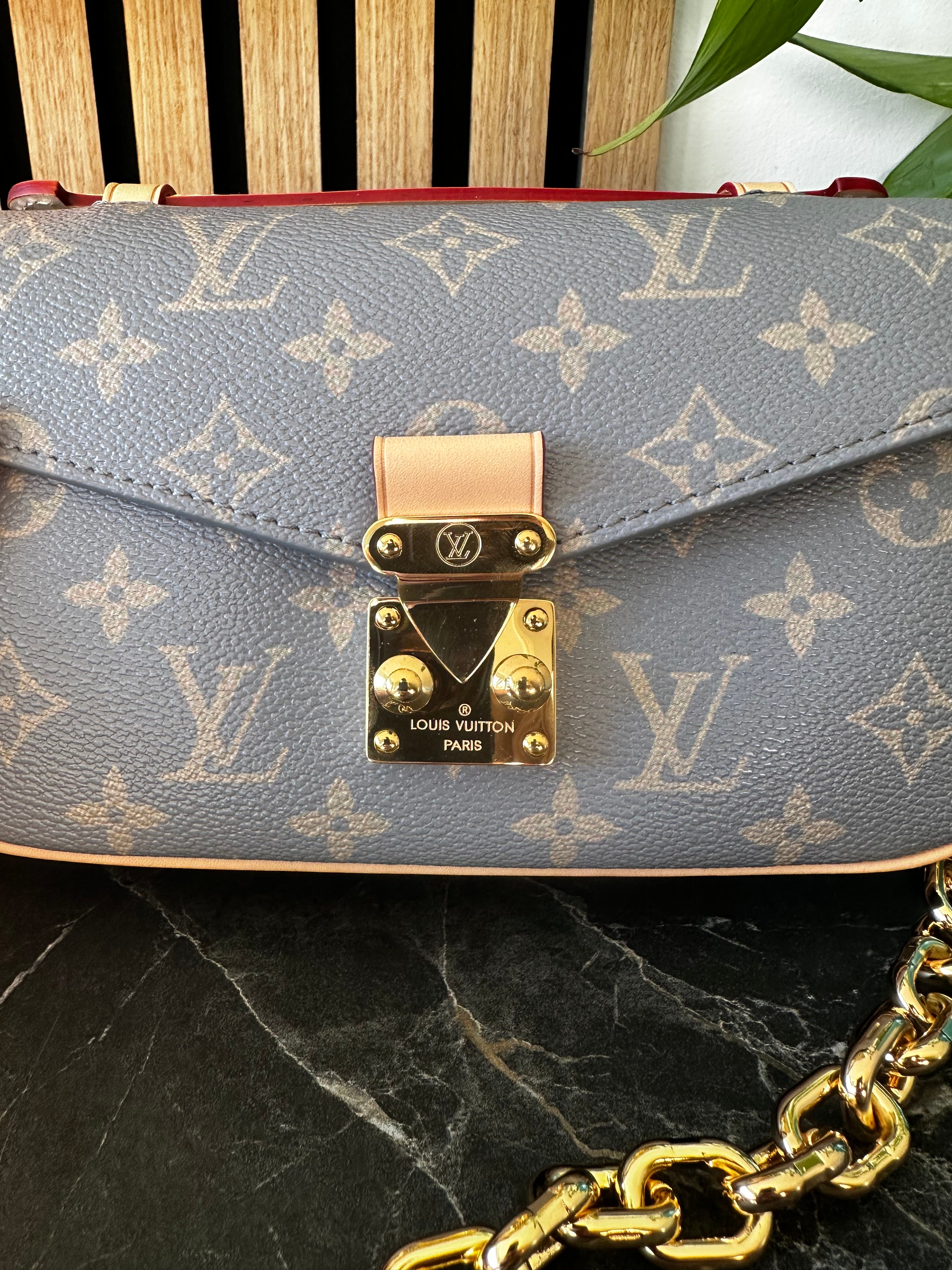 Pochette Metis East-West Monogram Trianon Grey / Collection 2024 / M12429